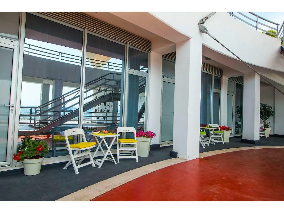 Idro Studio Apartments Directly At The Beach Split
