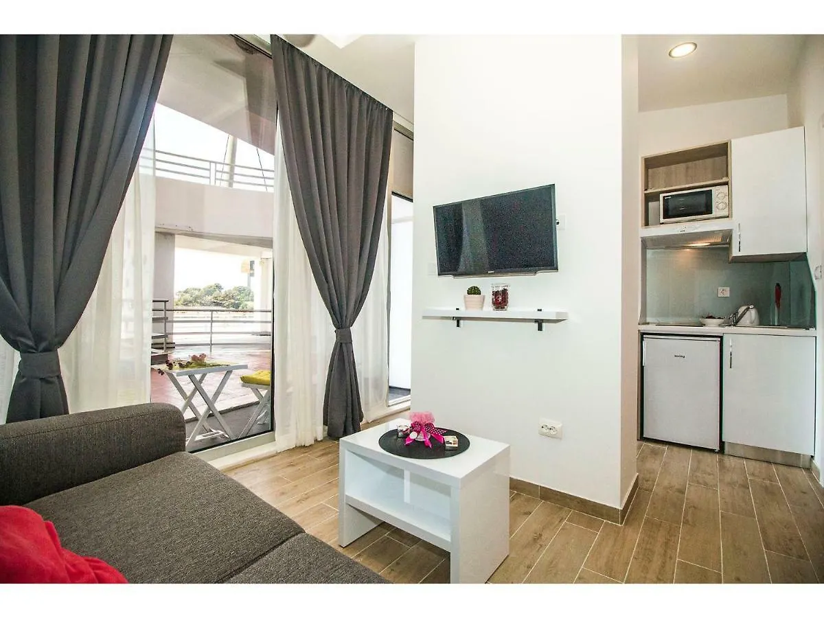 Idro Studio Apartments Directly At The Beach Split